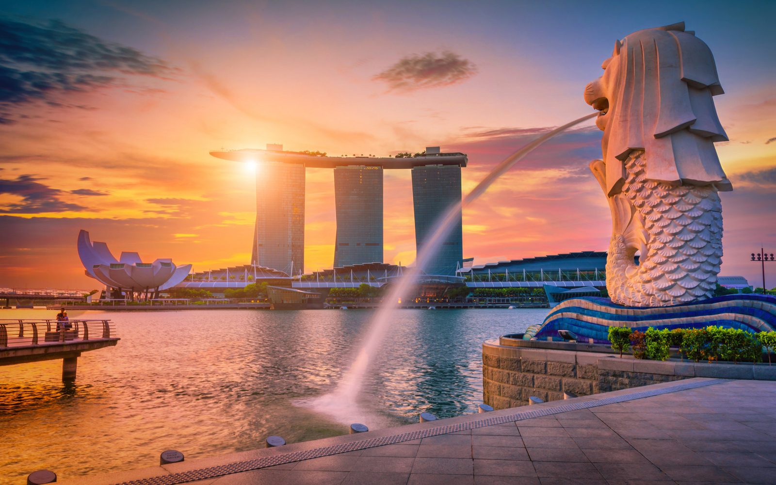 Marina Bay Sands and the Merlion in Singapore at sunset